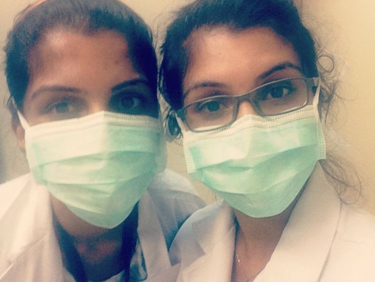 Foto: Bikin Bingung! Ketika Dokter Kembar Berbarengan Menangani Pasien