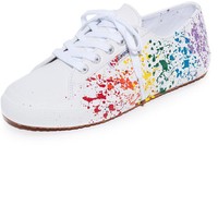 Mencari cara untuk membuat penampilan lebih berwarna? Pakai sneakers Superga satu ini yang akan membuat statement bahkan untuk pakaian polos kamu. Dok. Ist.