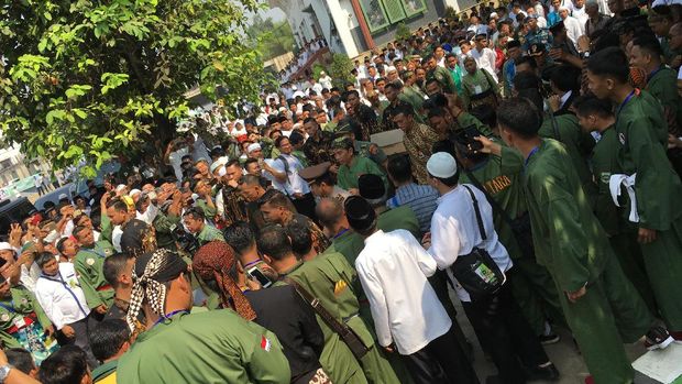  Kehadiran Jokowi disambut meriah oleh warga dan santri yang telah berkumpul.