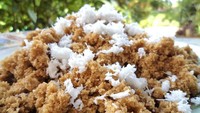 Tiwul dibuat dari tepung gaplek dengan tekstur empuk, padat dan berbulir. Rasanya lebih manis dibanding jajan pasar lain karena ditambahkan gula merah. (Foto: Istimewa)
