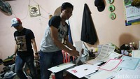 Kombes Yusri Yunus dalam keterangannya kepada wartawan di TKP, Selasa (8/8/2017), mengatakan, Ditreskrim Polda Jabar mengungkap satu penipuan penggelapan berdasarkan laporan dari manajemen dari Bank Perkreditan Rakyat (BPR) di daerah Jawa Barat yang merasa ada anggarannya kebocoran dana Rp 34 miliar. Kemudian, berdasarkan laporan tersebut Polda Jabar penyelidikan mengamankan satu orang awalnya dengan inisial YY.