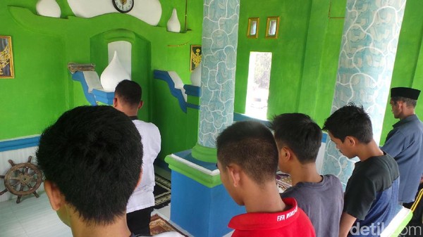 Masjid ini pun ramai dikunjungi oleh warga Serang dan sekitarnya. Tak hanya mengagumi bentuk unik masjid yang seperti kapal, tetapi mereka juga salat di dalamnya (Bahtiar/detikTravel) Masjid ini pun ramai dikunjungi oleh warga Serang dan sekitarnya. Tak hanya mengagumi bentuk unik masjid yang seperti kapal, tetapi mereka juga salat di dalamnya (Bahtiar/detikTravel)