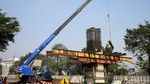 Foto: Pemasangan Box Girder LRT Velodrome-Kelapa Gading