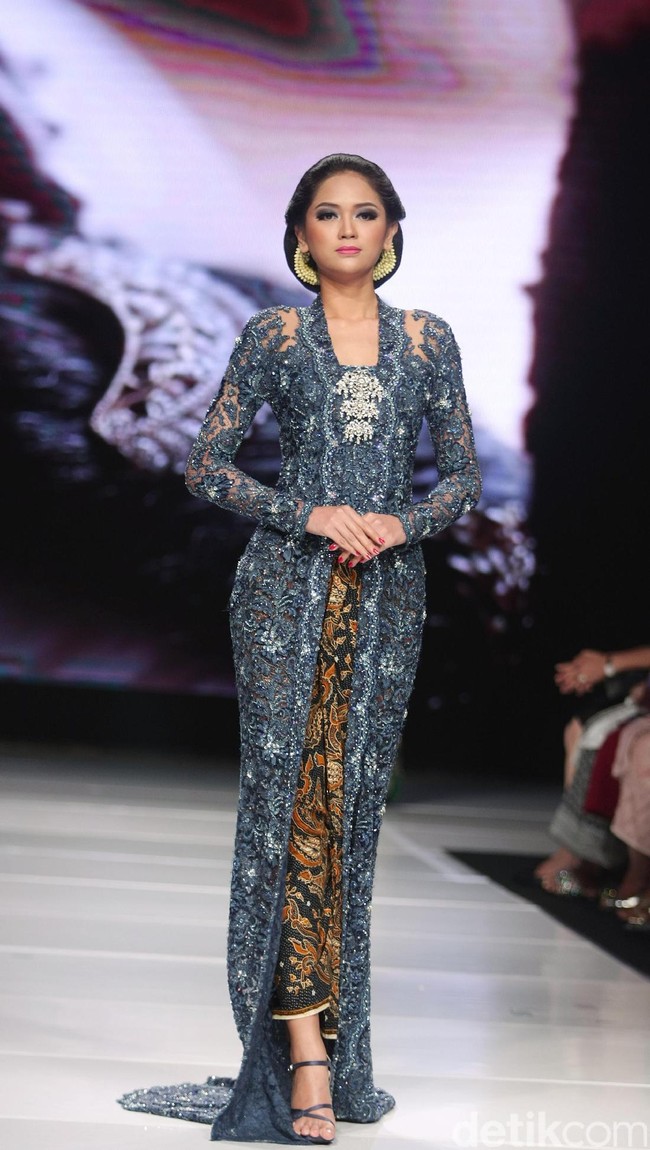 Koleksi terbaru dari Vera Anggraini dengan mengusung tema Merajut Nusantara yang bertempat di Ballroom Grand Hyatt hotel, Jakarta. [Foto: Mohammad Abduh/Wolipop]