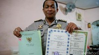 Kabid Humas Polda Jabar Kombes Yusri Yunus memperlihatkan sejumlah barang bukti berupa sejumlah sertifikat.