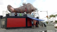 Beberapa pekerja sudah mulai memasang keramik lantai dan membersihkan bagian badan dan siripnya. Sementara yang lainnya terlihat mengecat dinding pondasi dengan motif khas Palembang (Raja Adil/detikTravel)