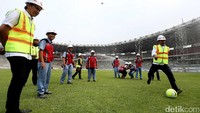 Dikesempatan tersebut, Menpora juga terlihat bergaya ala Cristiano Ronaldo saat mengeksekusi tendangan bebas.