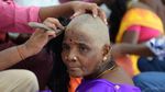 Foto : Cukur Rambut Membawa Berkah di India