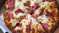 Di Edmonton, Kanada, restoran pizza yang tekenal adalah Tonys Pizza Palace, Packrat Louie, dan tentu saja Rose Bowl. Pizza di Edmonton diketahui memiliki berbagai macam topping seperti bola daging, udang, nanas, dan ayam BBQ. Foto: Istimewa