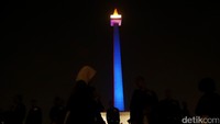 Sejumlah warga Jakarta terlihat memenuhi kawasan Monas untukmelihat lebih dekat penampakan tersebut.