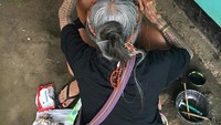 Begitu mereka membunuh seseorang, mereka berhak mendapatkan tato. Guna tato ini untuk wanita? Kata Whang, tato dianggap sebagai aksesori dan untuk mempercantik dirinya (Dok. reneehernandez/Instagram)