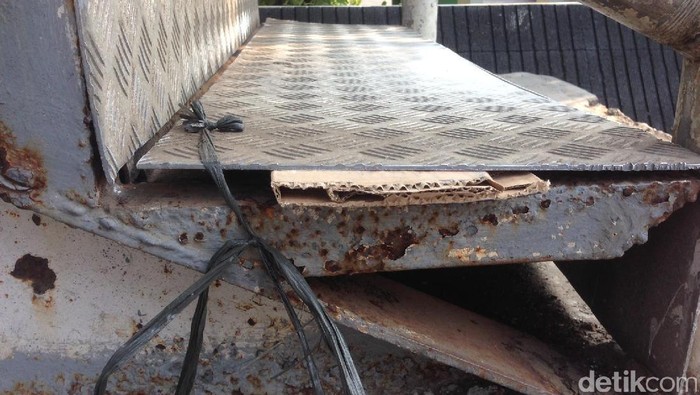 Miris, Baut JPO di Matraman Ini Diganti Tali Rafia!