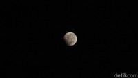 Gerhana bulan sebagian mulai berakhir sekitar pukul 02.18 WIB, Selasa (8/8/2017). Foto: Wisma Putra/detikcom
