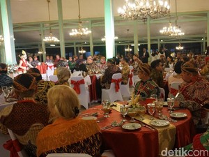 Kenakan Belangkon dan Batik, Ketua MK Se-Asia Makan Malam Bersama