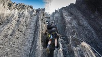 Begitu sampai di Tsingy, kamu harus mendaki selama 3 jam melalui selokan yang sempit dan celah-celah batu. Merangkak ke dalam celah dan gua pun harus kamu lalui (Dave Stamboulis/BBC)