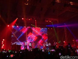 NCT 127 Bakar Energi Penonton di Spotify On Stage