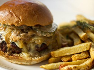 Bikin Ngiler! Ini 10 Cheese Burger yang Berlelehan Keju Lumer (1)