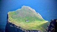 Selanjutnya ada rumah paling terpencil di dunia. Bisa di bilang rumah kesepian, rumah ini terdapat di Pulau Ellidaey yang masuk kawasan Kepulauan Vestmannaeyjar, di bagian selatan Islandia. Rumah ini dibangun oleh Ellidaey Hunting Association yang merupakan komunitas para pemburu burung puffin (Dok. Lifes Forum/Facebook)