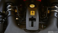 Mobil ini dibekali mesin V8 yang memiliki tenaga maksimum 492 kW pada 8.000 rpm. Mesin begitu besarnya sampai menghabiskan bodi tengah dan belakang mobil.