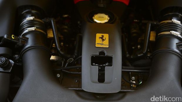 Mesin Ferrari 488 Spider