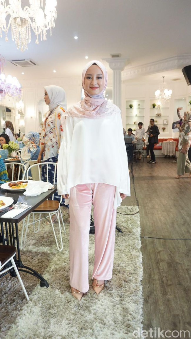 Gita Savitri tak kalah cantik memakai busana bernuansa pink lengkap dengan warna kerudung seirama. Foto: Dok. Arina Yulistara/Wolipop