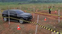 Kesan yang muncul pertama kali adalah kemewahan mobil ini. Kabin terasa mewah dan nyaman khas mobil Eropa.