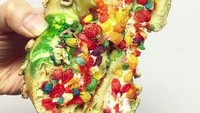 Bagel sereal yang satu ini diberi nama Lucky Chrams, yang diberi isi krim keju dengan tambahan fruity pebbles, sereal warna-warni.