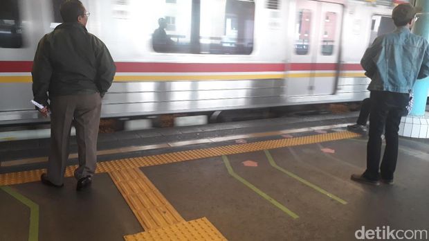 Garis Antrean di Peron Stasiun yang Dicuekin Penumpang