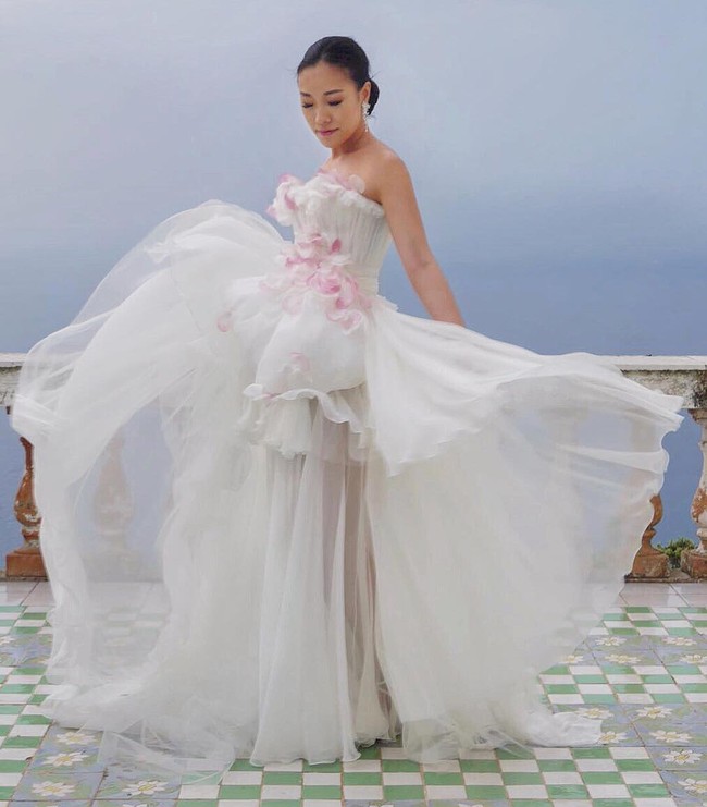 Sementara busana resepsinya ia menggunakan busana putih menerawang karya Giambattista Valli. Busananya tersebut seperti anggrek putih yang cantik. Foto: dok. Instagram