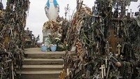 Banyak wisatawan yang datang untuk berziarah, maupun sekedar berkunjung biasa. Sampai sekarang lokasi ini dianggap tempat yang sakral (The Hill of Crosses/Facebook)