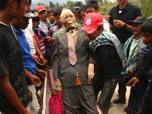 Ritual Manene: Ganti Baju Orang yang Sudah Mati