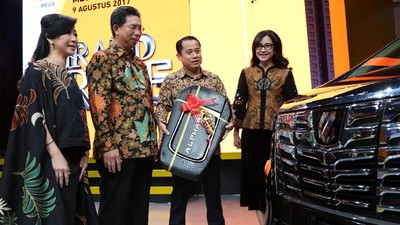 Heri Sastoyo Terima Toyota Alphard dari Bank Mega