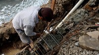 Turap-turap tersebut dipasang tiang besi penyanggah