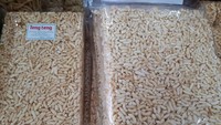 Teng teng adalah camilan renyah berbahan gula. Ada yang memadukannya dengan kacang, wijen hingga beras seperti ini. Teng teng dan jajanan jadul lainnya bisa ditemui di RM Nusa Indah, Kebayoran baru.Foto: dok. detikFood