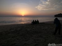 Berburu Sunrise Cantik dari Pantai Nipah