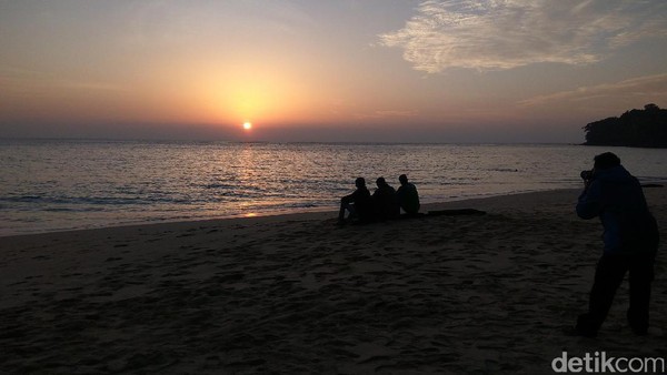 Pagi menjelang, kamu sudah harus bangun. Jangan sampai melewatkan sunrise indah dari Pantai Nipah. Kamu bisa sambil foto-foto bareng teman. Pemandangannya juara banget! (Agus/detikTravel)