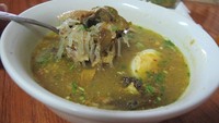 Kalau mau yang berkuah hangat bisa coba soto ayam berkuah kuning. Racikan Soto Ayam Ambengan Pak Sadi Asli ini makin enak dengan taburan koya dan rajangan seledri. Foto: dok. detikFood