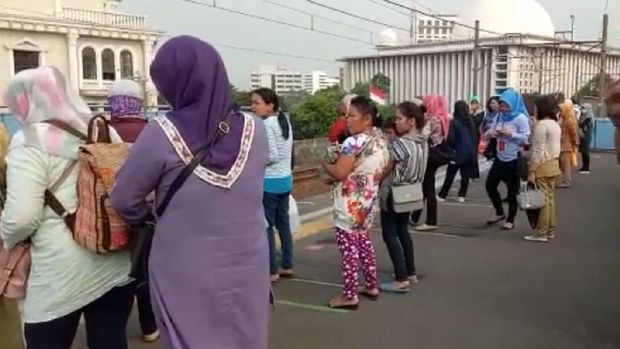 Dear Penumpang KRL, Perhatikan Garis Antrean Ini Ya Agar Tertib