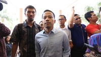 Kasus komika Muhadkly Acho terus menyita perhatian publik. Banyak yang menilai Acho tak pantas jadi tersangka karena mengkritik apartemen Green Pramuka soal hak dan kepentingan penghuni. Foto: Hanif Hawari