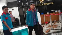 Partai Idaman membawa sebuah boks berisi berkas permohonan.