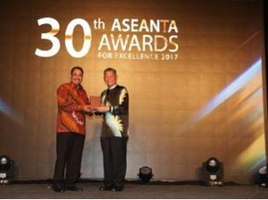 Menpar Serahkan Penghargaan ke Pelaku Pariwisata ASEAN