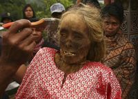 Mayat leluhur dibersihkan dan dipakaikan pakaian baru (Yusuf Ahmad/Reuters)