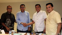 Ketua Pansus Angket KPK Agun Gunandjar berjabat tangan dengan Sekjen ProDem Satyo Purwanto di Gedung Nusantara III, Kompleks Parlemen, Senayan, Jakarta, Rabu (9/8/2017).