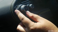 Tombol pengatur berbagai fungsi di dashboard. Ada untuk AC dan lainnya.
