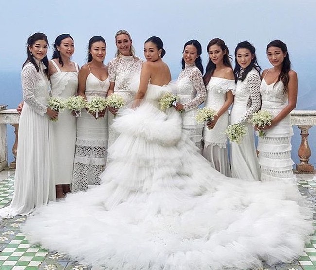 Bridesmaid Feiping pun mencuri perhatian dengan dress serba putih. Terlihat kekompakan mereka. Foto: dok. Instagram