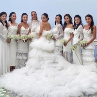 Bridesmaid Feiping pun mencuri perhatian dengan dress serba putih. Terlihat kekompakan mereka. Foto: dok. Instagram