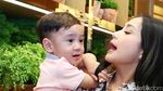 Bikin Gemas! Momen Manja Rafathar ke Nagita Slavina