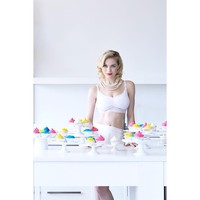 Keindahan payudaranya juga ia pelihara dengan olahraga. Biasanya Alissa melakukan latihan angkat beban, atau latihan apapun yang bisa membentuk payudaranya jadi lebih indah. Push-up atau press dengan dumbbell, sesuatu yang membuat badanku kencang tapi tidak membentuk otot terlalu besar, ujar wanita yang pernah mengenyam pendidikan keuangan dan akuntansi ini. Foto: Instagram/alissabourne