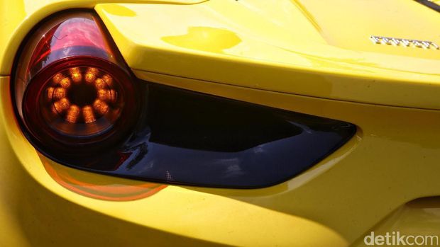 Lampu belakang Ferrari 488 Spider