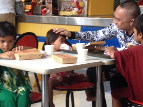 Viral, Kisah Haru Pria yang Beri Makan 3 Anak Pengemis